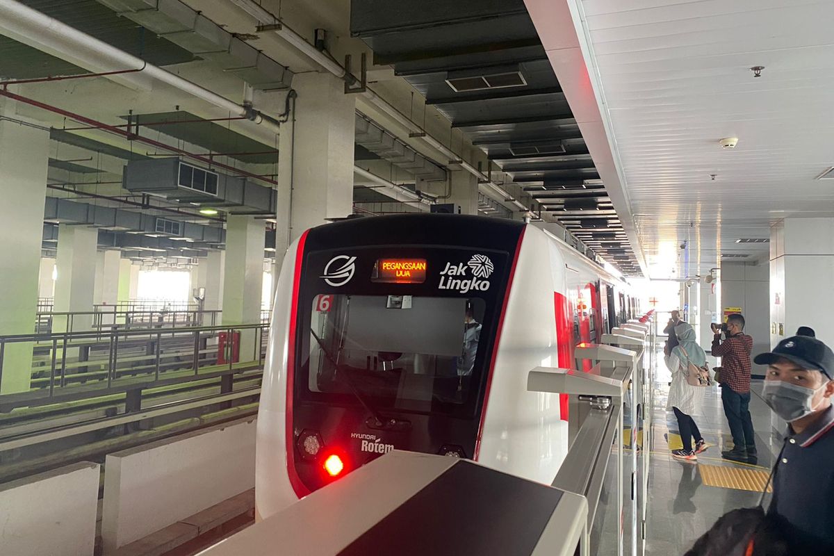 LRT Jakarta yang masih beroperasi seperti biasa, meski sedang ada wahana Train to Apocalypse