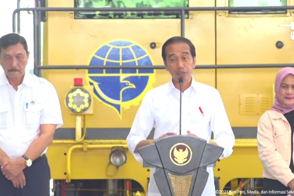Presiden Joko Widodo saat memberikan sambutan saat meresmikan pengoperasian jalur kereta api Makassar- Parepare antar Maros Baru dan Depo Kereta Api Maros di Sulawesi Selatan, Rabu (29/3/2023).