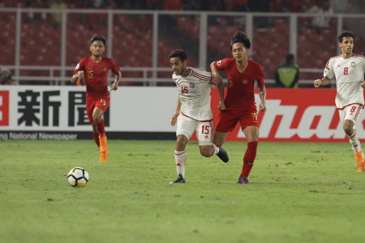 Seorang pemain timnas U-19 Indonesia berebut bola dengan seorang pemain Uni Emirat Arab dalam laga lanjutan Grup A Piala Asia U-19 kontra Uni Emirat Arab di Stadion Utama Gelora Bung Karno, Jakarta, Rabu (24/10/2018).