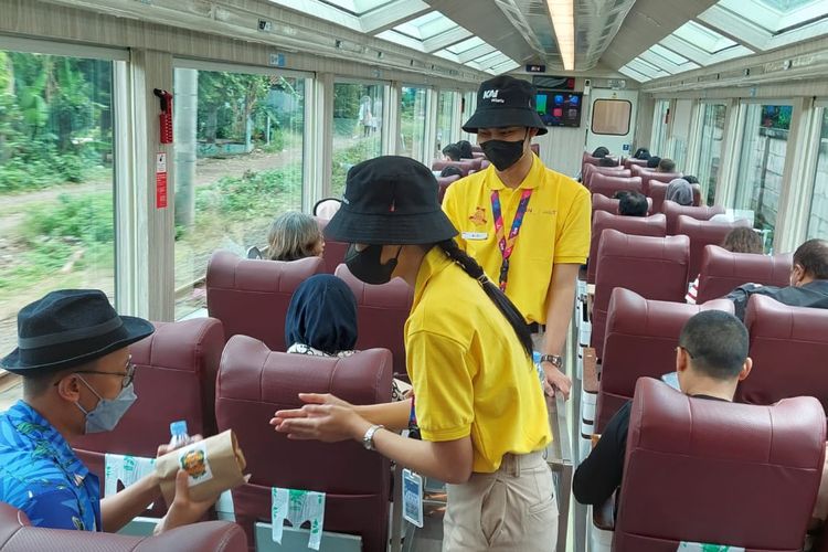 Suasana dalam gerbong Kereta Api (KA) Panoramic 