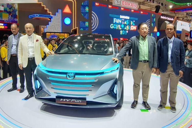 President of Daihatsu Motor Co Ltd Soichiro Okudaira (kedua dari kiri) meluncurkan konsep Daihatsu Hyfun, MPV hybrid murah, berstatus world premiere di GIIAS 2019.