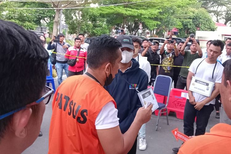 Achiruddin Hasibuan sempat memberikan amplop berisi uang Rp 1 juta kepada Rio untuk pengobatan Ken Admiral.