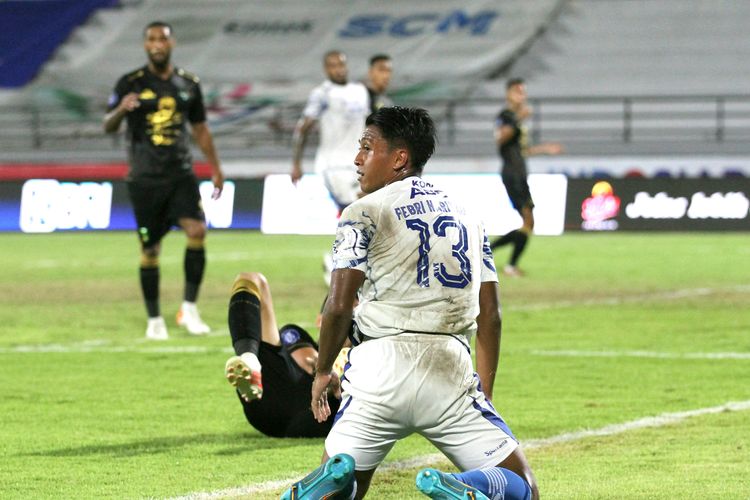 Aksi pemain Persib, Febri Hariyadi, saat menghadapi Persebaya Surabaya dalam laga Liga 1 2021-2022 di Stadion Kapten I Wayan Dipta, Gianyar, bali, Sabtu 19 Maret 2022.