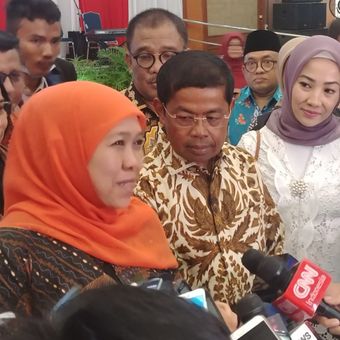 Idrus Marham dan Menteri Sosial Khofifah Indar Parawansa usai serah terima jabatan Mensos, di Kantor Kementerian Sosial, Jakarta, Kamis (18/1/2018).