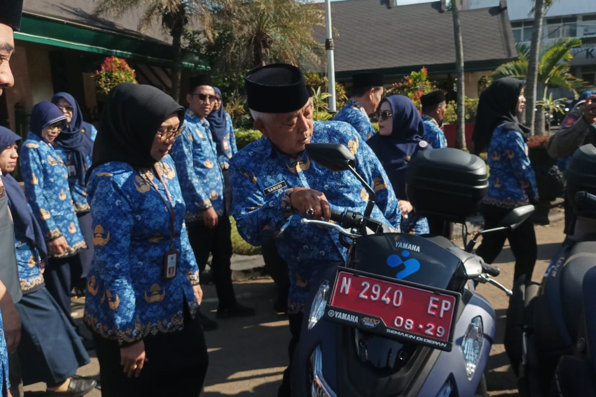 Bupati Malang, HM Sanusi saat memberikan sepeda motor kepada PLKB di Pendopo Kabupaten Malang, Selasa (17/9/2024).