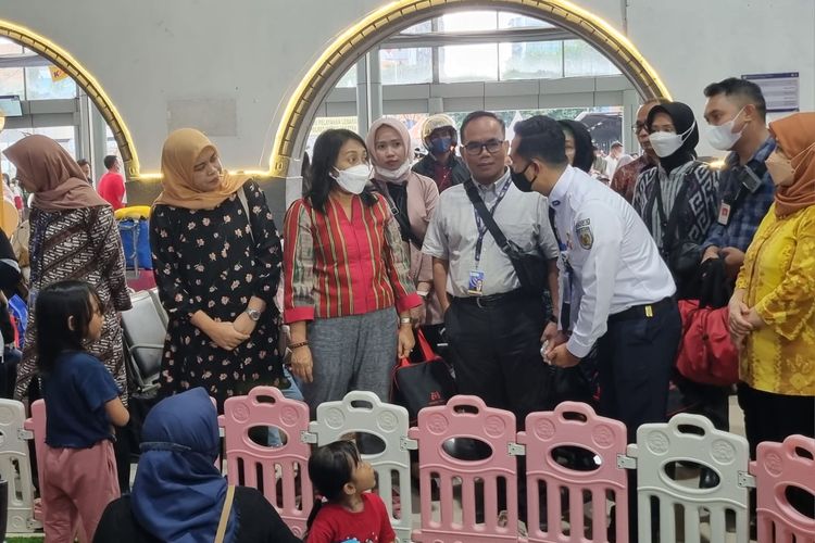 Menteri Pemberdayaan Perempuan dan Perlindungan Anak (Menteri PPPA), I Gusti Ayu Bintang Darmawati melakukan tinjuan ke Stasiun Pasar Senen, Jakarta, Minggu (16/4/2023) guna mengecek kelengkapan fasilitas yang ramah perempuan dan anak.