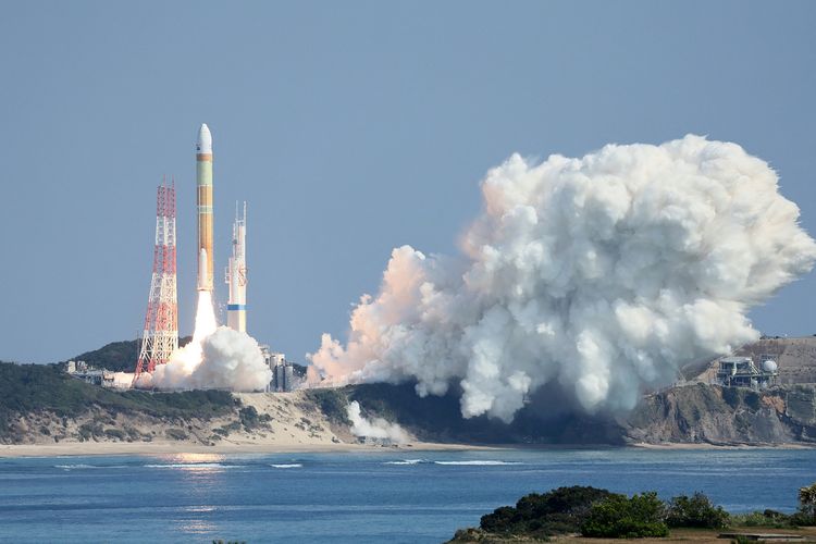 Roket H3 generasi baru milik Jepang yang membawa satelit optik Daichi 3 saat diluncurkan dari Tanegashima Space Center di Kagoshima, Jepang, 7 Maret 2023.