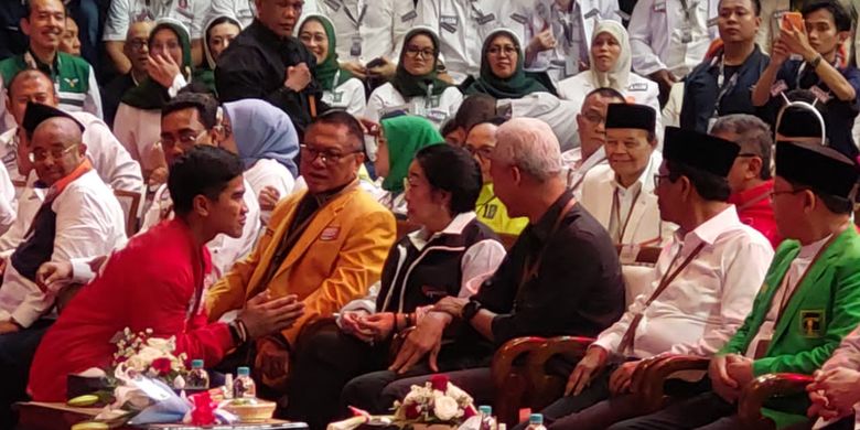 Ketua Umum PSI Kaesang Pangarep mencium tangan Ketua Umum PDI-P Megawati Soekarnoputri di KPU, Jakarta, Selasa (14/11/2023). 