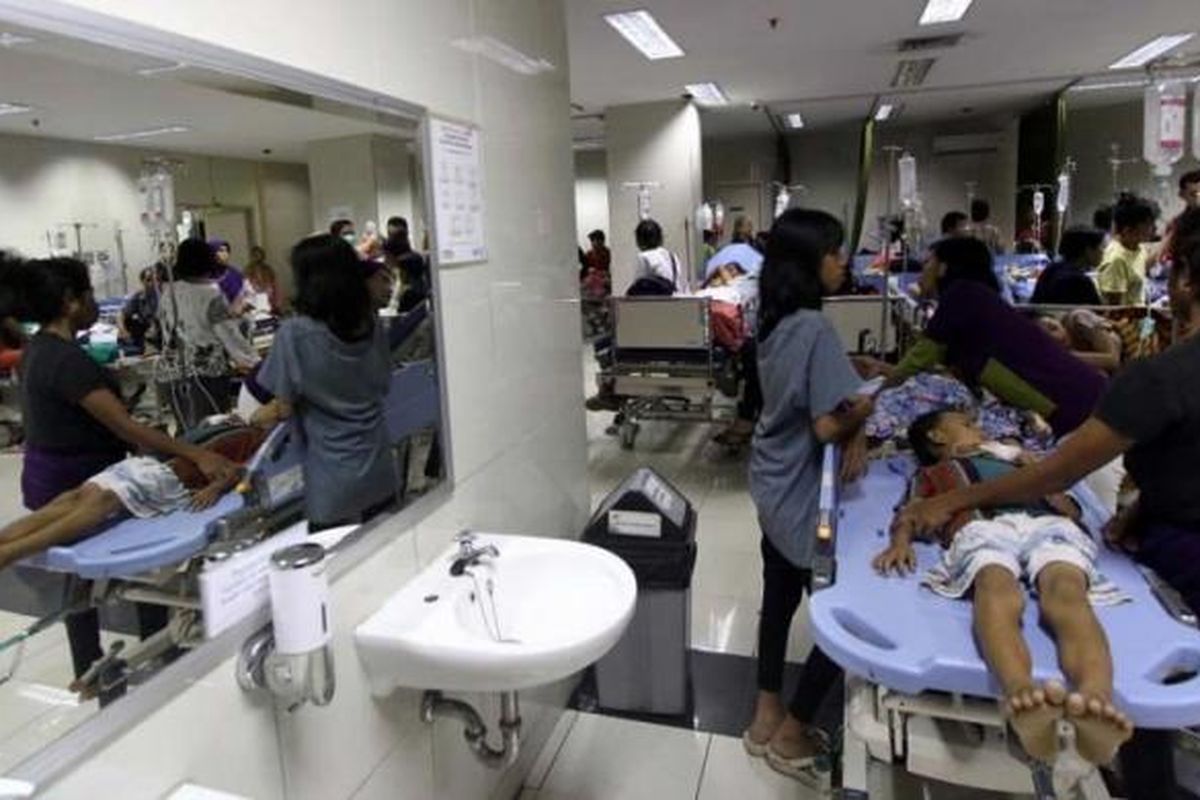 Warga pasien Kartu Jakarta Sehat menjalani perawatan di ruang IGD Rumah Sakit Koja, Jakarta Utara, Senin (27/5/2013). Permintaan warga akan layanan kesehatan di rumah sakit tersebut tinggi sehingga ruangan IGD dipenuhi warga.