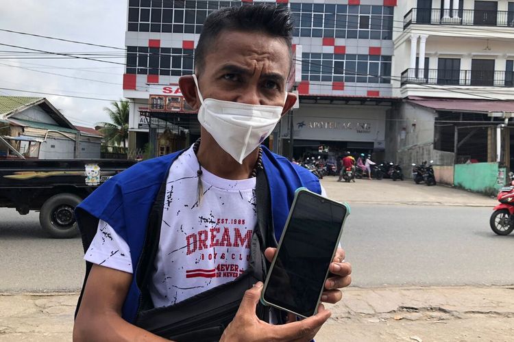 seorang juru parker (jukir) di halaman toko emas Polaris, di Jalan Tanjung Raya II, Kecamatan Pontianak Timur, Kota Pontianak, Kalimantan Barat (Kalbar) mendadak viral dan mendapat apresiasi karena kejujurannya. Ismail disebut menemukan gelas emas seberat lebih dari 50 gram terletak di tanah saat bertugas merapikan kendaraan dan mengembalikan kepada pemiliknya.