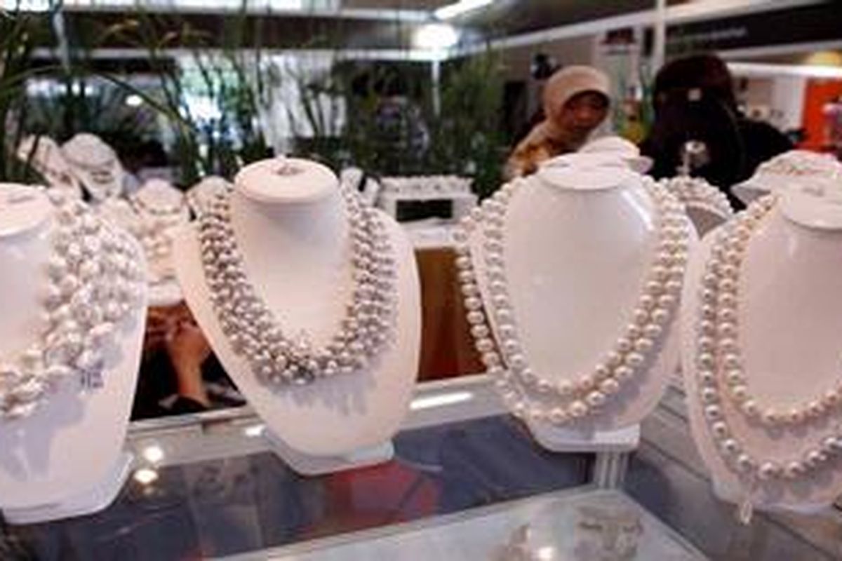 Berbagai model dan bentuk kalung mutiara dipajang untuk menarik minat pembeli dalam ajang Indonesia Pearls Festival 2012 di Balai Kartini, Jakarta, Rabu (31/10/2012). Mutiara sebagai perhiasan banyak diminati karena jenis dan bentuknya yang beragam disamping harganya yang terjangkau. Pameran akan berlangsung hingga 4 November mendatang.
 
