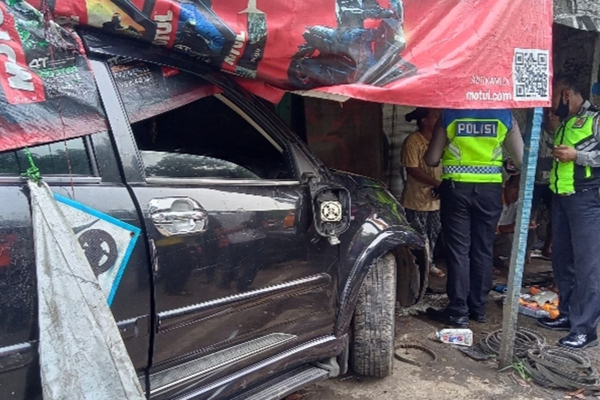 Kecelakaan mobil minibus seruduk bengkel terjadi di Jalan Aria Putra, Serua Indah, Ciputat, Tangerang Selatan pada Selasa (18/10/2022) sekira pukul 06.50 WIB. Meski body bagian depan mobil ringsek dan pintu bengkel rusak, tidak ada korban jiwa dalam insiden tersebut.