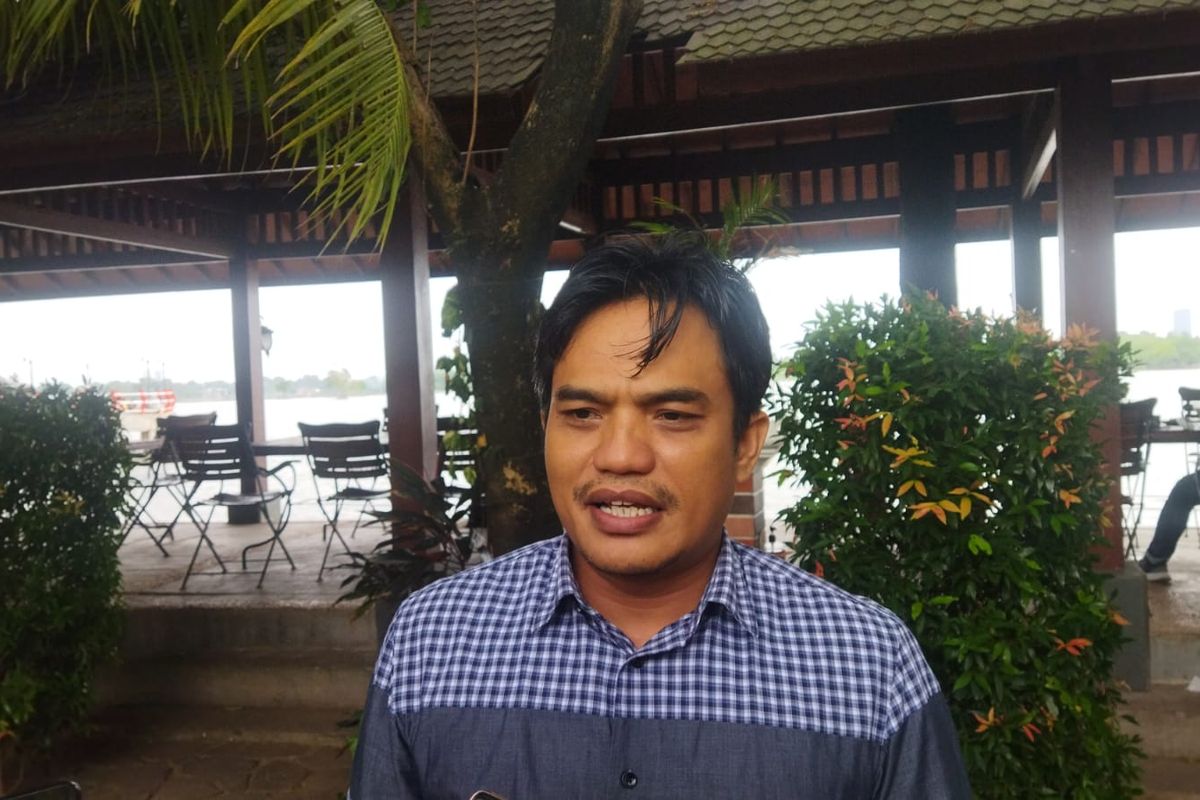 Pengamat politik dan kebijakan publik, Adib Miftahul mengatakan, teror pelemparan sekarung ular kobra hitam di rumah Mantan Gubernur Banten Wahidin Halim erat dengan unsur politik karena bertepatan dengan agenda pertemuan akbar bersama Mantan Gubernur DKI Jakarta Anies Baswedan di Kota Tangerang, Rabu (25/1/2023).