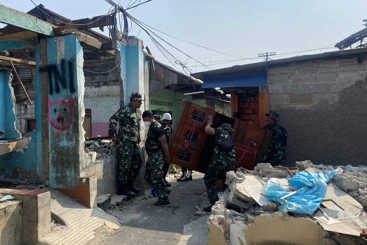 Pembongkaran rumah di RW 10 Lenteng Agung, Jagakarsa Jakarta Selatan oleh TNI AD, Kamis (11/6/2026).