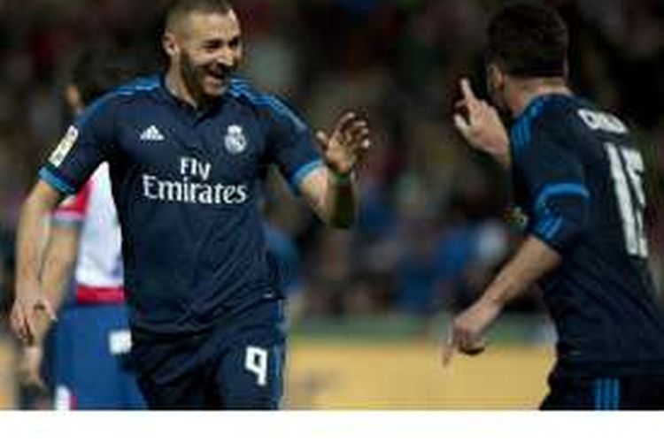 Striker Real Madrid Karim Benzema (kiri) melakukan selebrasi setelah mencetak gol ke gawang Granada pada lanjutan pertandingan La Liga di Nuevo Los Carmenes, Minggu (7/2/2016).