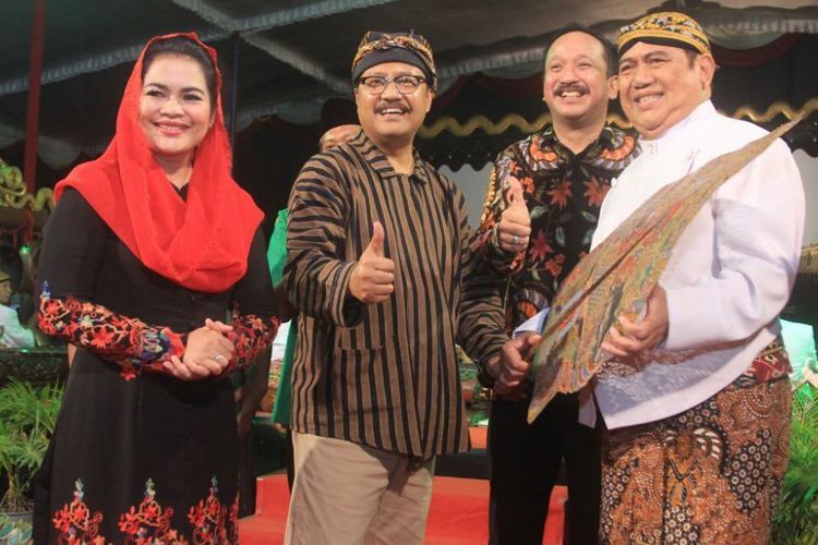 Dari kiri ke kanan, Calon Wagub Jatim Puti Guntur Soekarno, Calon Gubernur Jatim Saifullah Yusuf, Bupati Ponorogo Ipong Muchlissoni, dan dalang Ki Anom Suroto saat nonton bareng pergelaran wayang kulit di alun-alun Ponorogo. 