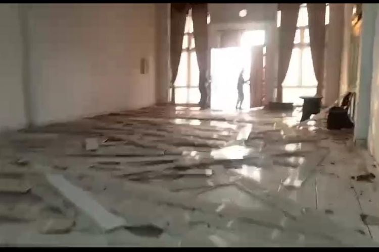 Gempa magnitudo 6,6 yang mengguncang Kupang pada Kamis (2/11/2023) merusak kantor bupatis setempat.