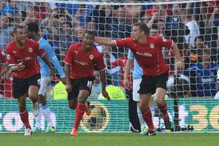 Striker Cardiff City, Fraizer Campbell (tengah), merayakan gol yang dicetaknya ke gawang Manchester City dalam lanjutan Premier League, Minggu (25/8/2013). Cardiff menang 3-2.