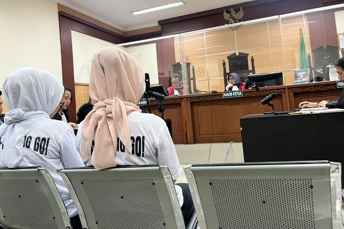 Terdakwa kasus penipuan preorder iPhone Rihana-Rihani menjalani sidang pembacaan surat tuntutan di Pengadilan Negeri Kota Tangerang, Selasa (21/11/2023).