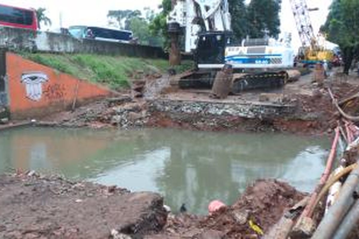 Ruas Jalan TB Simatupang yang ambles akibat banjir pada Senin (13/1/2014) tengah diperbaiki pada Senin (20/1/2014). Arus lalu lintas di jalan tersebut dialihkan masuk ke jalan tol.