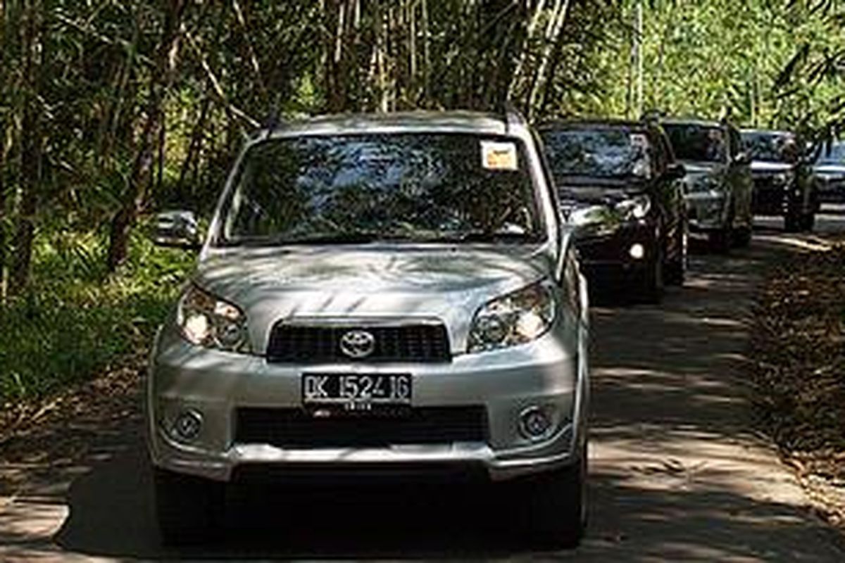 Konvoi melewati jalan dengan hutan bambu yang rimbun.