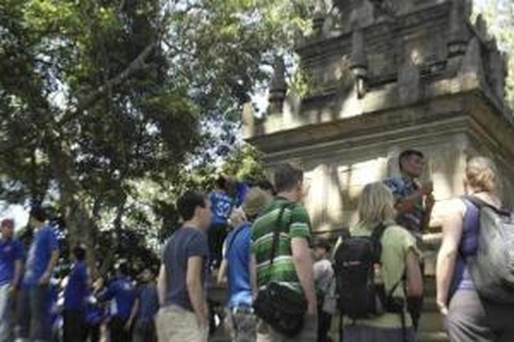 Sejumlah turis mancanegara mendengar penjelasan dari pemandu wisata tentang keberadaan Candi Cangkuang di Desa Cangkuang, Kecamatan Leles, Kabupaten Garut, Jawa Barat, Senin (2/6/2014). Setiap bulannya sekitar 10 ribu wisatawan mengunjungi Situ Cangkuang.