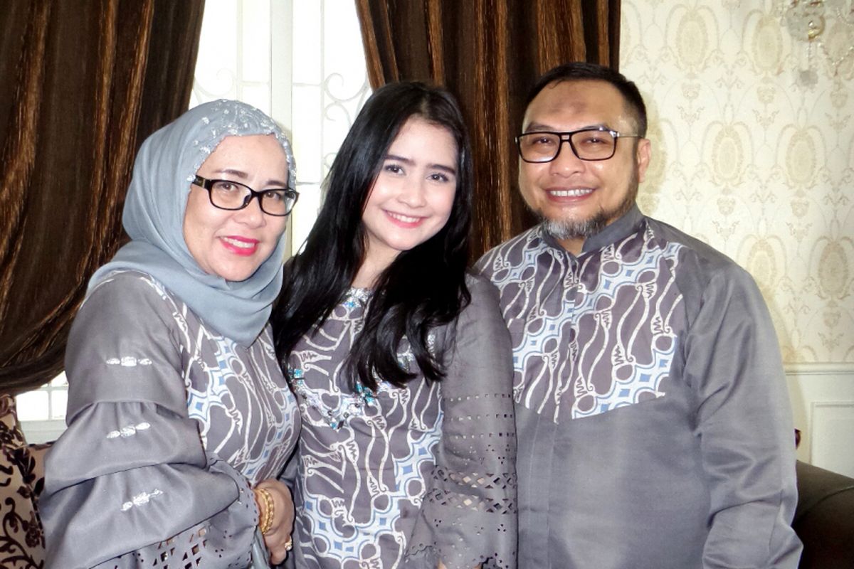 Artis peran Prilly Latuconsina bersama ayah dan ibu saat diabadikan di kawasan BSD City, Tangerang Selatan, Minggu (25/6/2017).