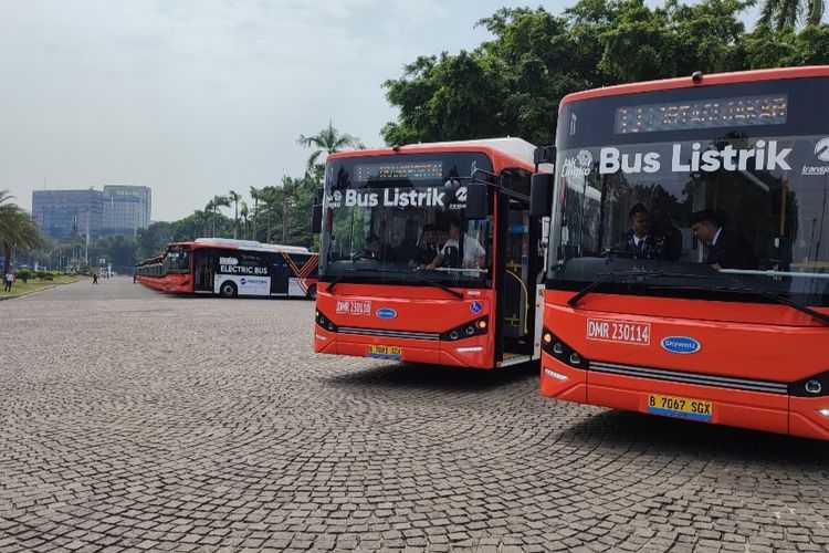 PT Transportasi Jakarta (Transjakarta) meluncurkan 26 unit bus listrik untuk melengkapi 100 unit bus pada tahun 2023. Peluncuran ini digelar di Silang Monas, Jakarta Pusat, Jumat (22/12/2023).