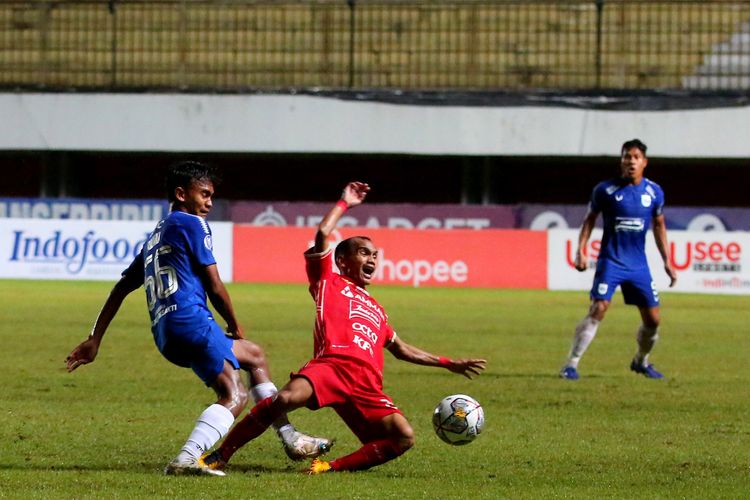 Pemain Persija Jakarta Riko Simanjuntak dilanggar pemain PSIS Semarang saat pertandingan pekan ke-11 Liga 1 2022-2023 yang berakhir dengan skor 2-0 di Stadion Maguwoharjo Sleman, Selasa (13/12/2022) malam.