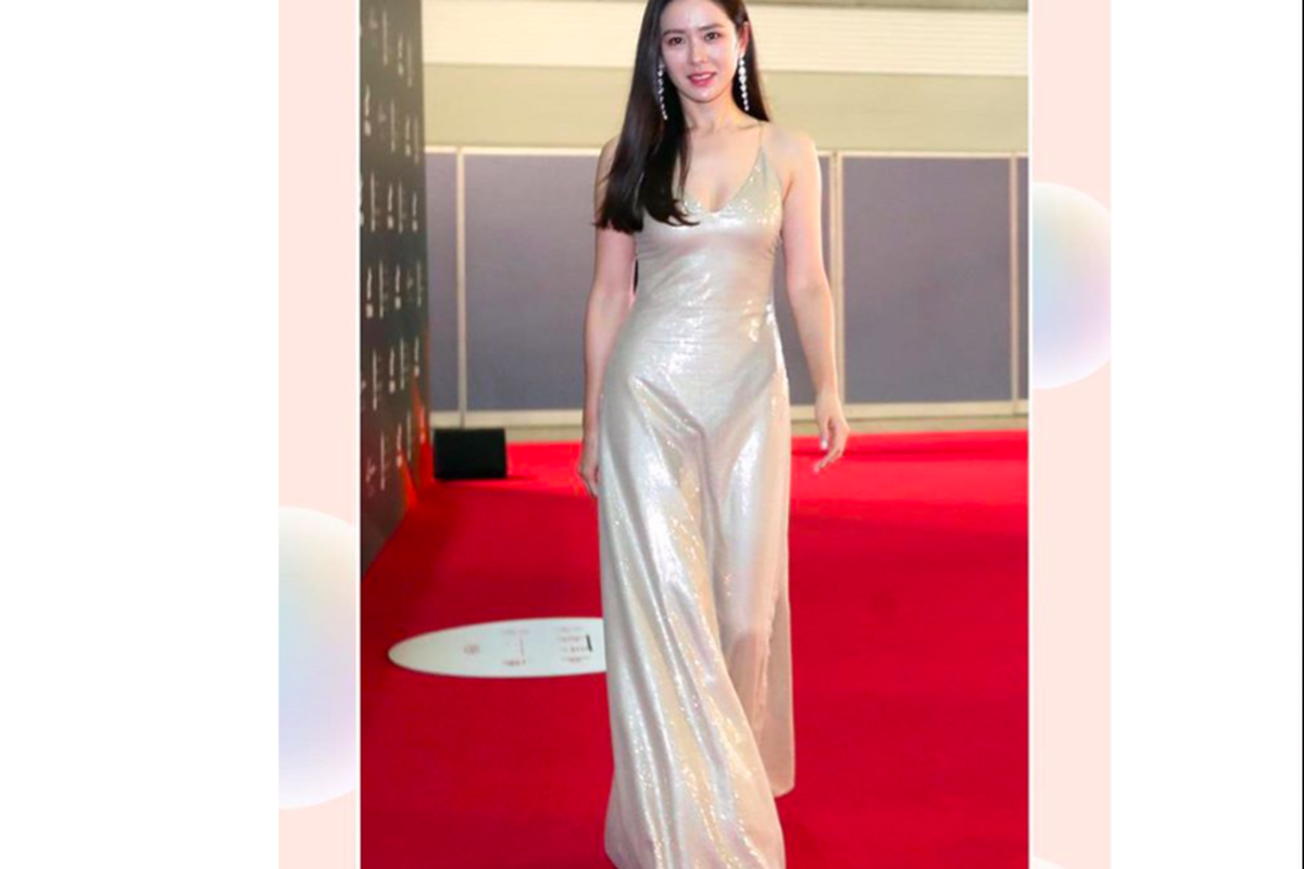 Artis peran Son Ye Jin tampil bersinar dengan balutan gaun sederhana di Baeksang Arts Awards 2020.