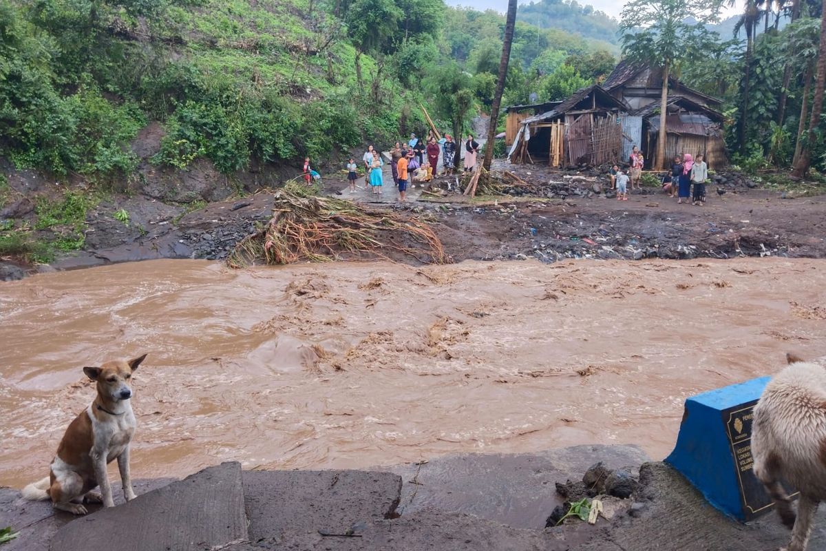 Foto: Jembatan di Desa Tanbak Ukir, Kacamatan Kendit, Kabupaten Situbondo, Provinsi Jawa Timur Hanyut akibat terbawa arus banjir pada Rabu (25/12/2024).