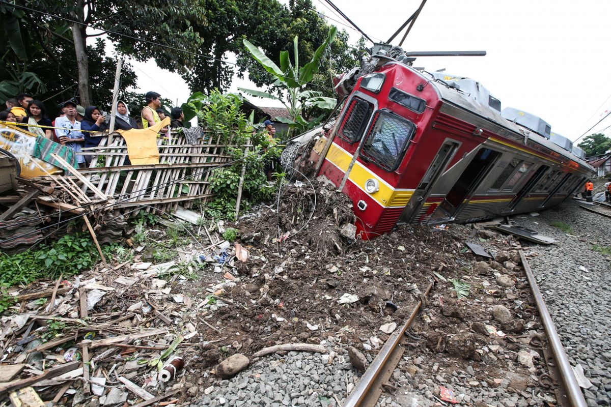 Kereta Api 1722 jurusan Jatinegara menuju Bogor anjlok saat melintas di antara Stasiun Cilebut dan Bogor, Minggu (10/3/2019). Akibatnya, enam orang mengalami luka-luka dan sejumlah perjalanan KRL lintas Jakarta Kota-Bogor terganggu.