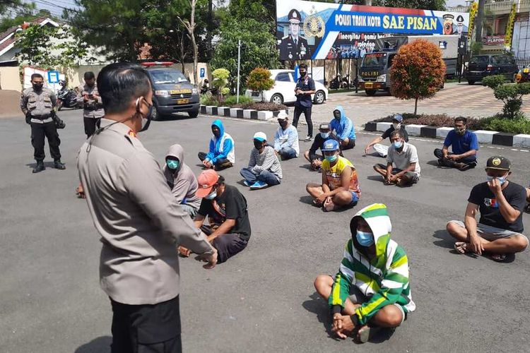 Kapolresta Tasikmalaya AKBP Doni Hermawan, memimpin langsung penertiban warga berkerumun nekat melaksanakan kontes latihan turnamen merpati aduan saat PPKM Darurat diberlakukan di Jalan Sewaka, Kawalu, Kota Tasikmalaya, Senin (5/7/2021).