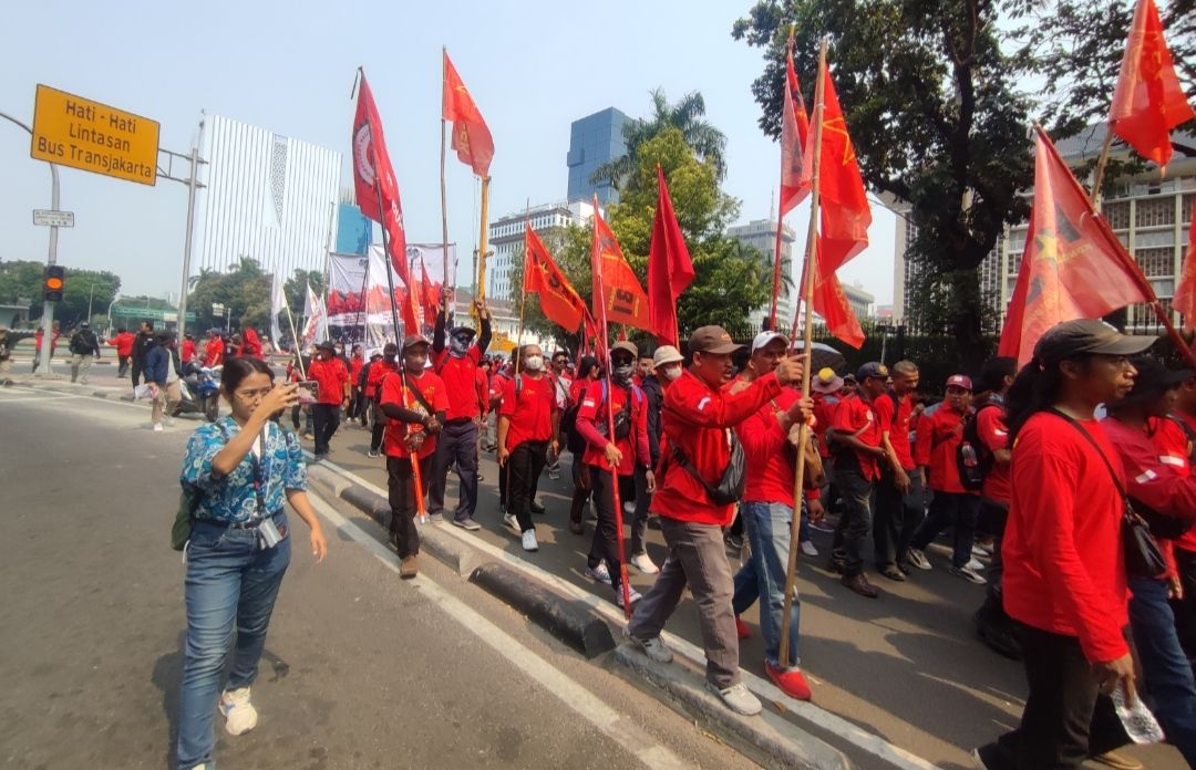 Sebagian Massa Buruh Bergeser ke Jalan Abdul Muis Menuju Sisi Belakang Gedung MK