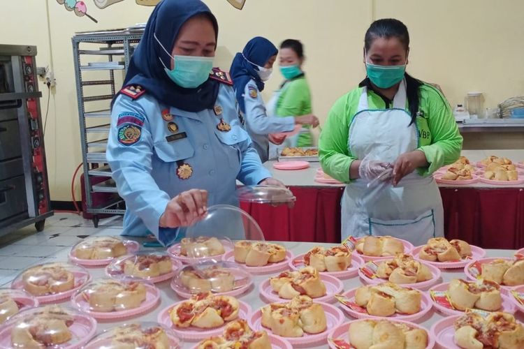 Warga binaan LP Wanita di Malang sedang menyiapkan kue pesanan