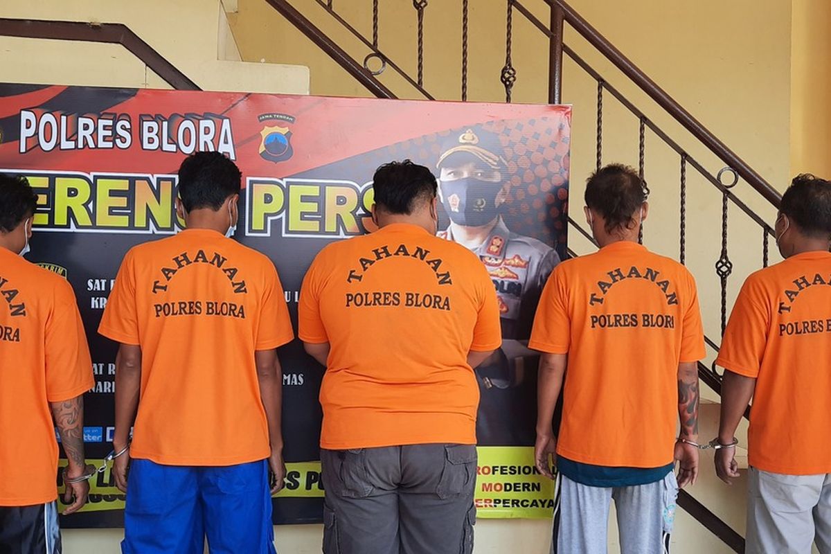 5 Tersangka Premanisme di Pasar Jepon, dihadirkan saat pengungkapan kasus di Mapolres Blora, Selasa (11/5/2021)