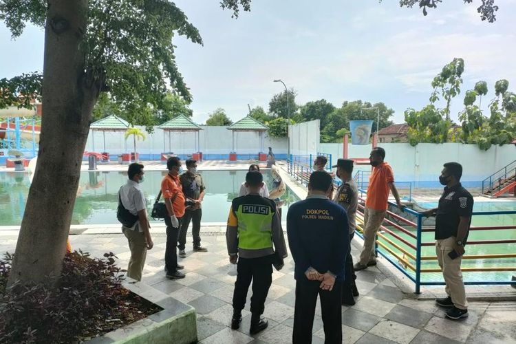 TENGGELAM--Aparat Polsek Dolopo melakuka olah tempat kejadian perkara tenggelamnya seorang siswa paud bernama Muhammad Al Fadilah (5)  di kolam renang Umbul Square, salah satu tempat wisata di Kecamatan Dolopo, Kabupaten Madiun, Jawa Timur, Senin (20/12/2021) siang. 