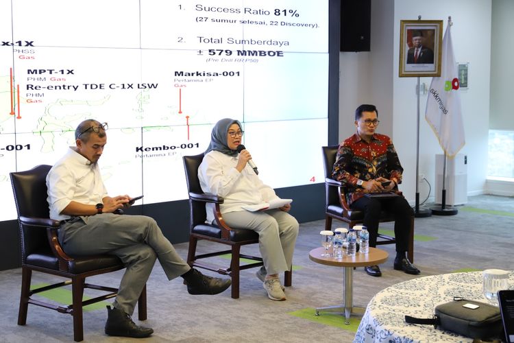 Plt Kepala Divisi Program dan Komunikasi SKK Migas Mohammad Kemal, Sekretaris SKK Migas Shinta Damayanti, dan Agus Supriyanto Senior Manager Pertamina EP di Kantor SKK Migas, Jakarta