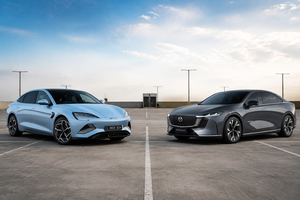 Duel Sedan Listrik: Mazda 6e Si Mewah Tantang BYD Seal Bertenaga