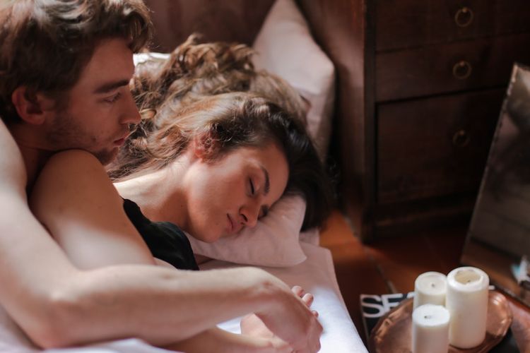 Tahukah Anda bahwa berhubungan seks dengan pasangan pada malam hari dapat meningkatkan kualitas tidur?