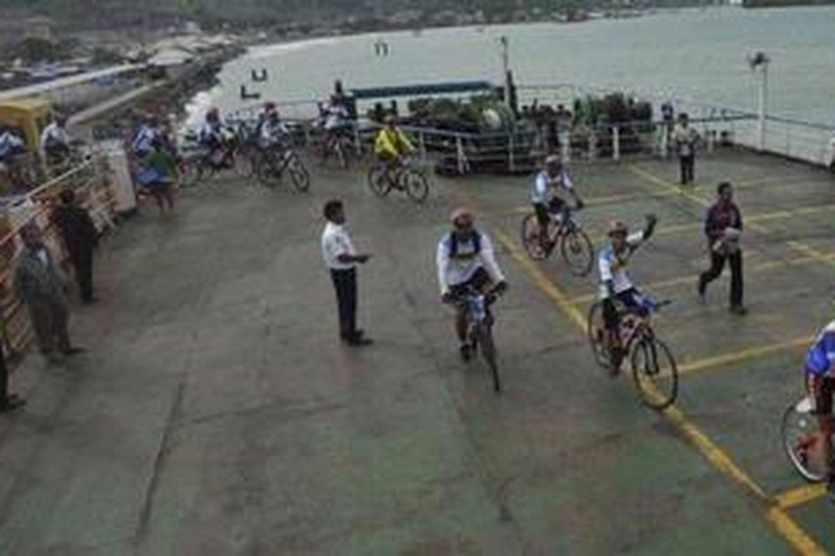 Tim jelajah sepeda menaiki kapal ferry dari Merak menuju Bakauheni, Jumat (4/11/2011) pagi.