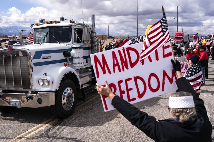 Pendukung bersorak di awal karavan pengemudi truk ke Washington, DC, yang disebut Konvoi Rakyat pada Rabu, 23 Februari 2022, di Adelanto, California