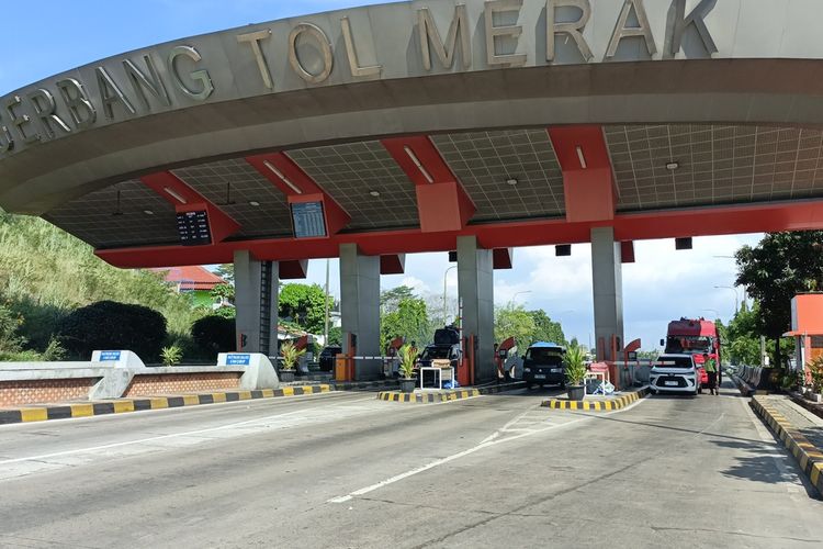 Suasana Gerbang Tol Merak menjadi pintu masuk menuju Tol Trans Jawa dari arah Sumatera.