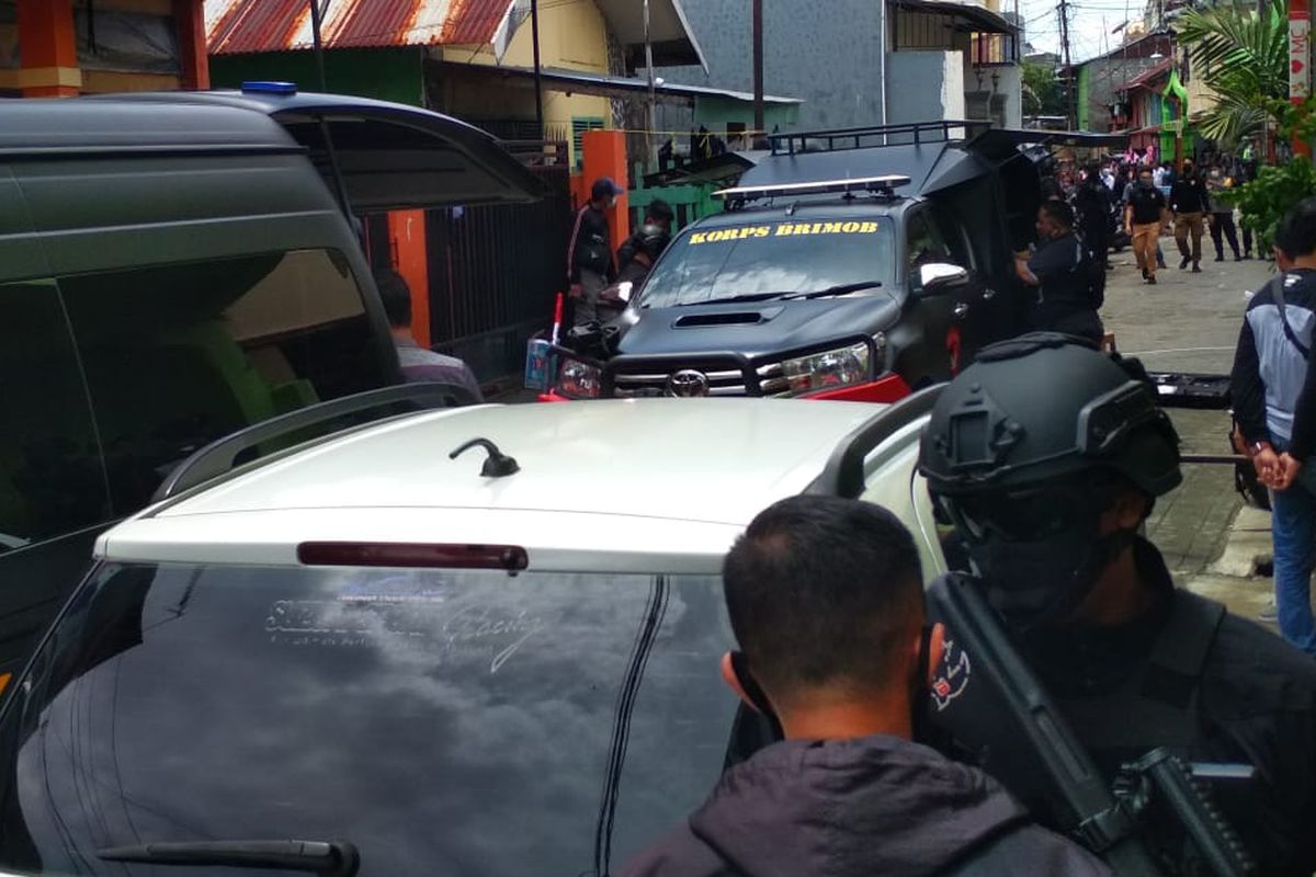 Tim Densus 88 Antiteror Polri menggeledah rumah L, terduga pelaku bom Gereja Katedral Makassar di Jalan Tinumbu, Kecamatan Bontoala, Makassar.