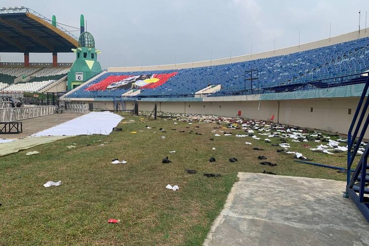 Kondisi tribun utara Stadion Si Jalak Harupat (SJH), Bandung, Jawa Barat, Senin (23/9/2024), usai kericuhan pendukung Persib setelah laga Persib vs Persija. Para suporter memukuli steward.
