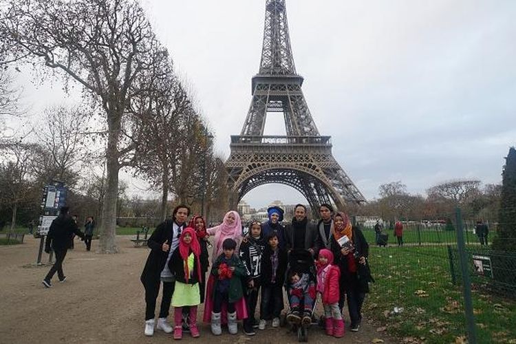 Keluarga Gen Halilintar tengah traveling ke Menara Eifell, Perancis baru-baru ini