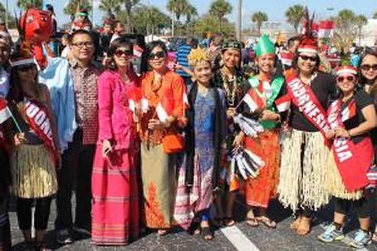 Penampilan Indonesia pada Dragon Parade Lunar New Year Festival  2015 di Orlando Fashion Square Mall, Orlando, Florida, Minggu (22/2/2015).