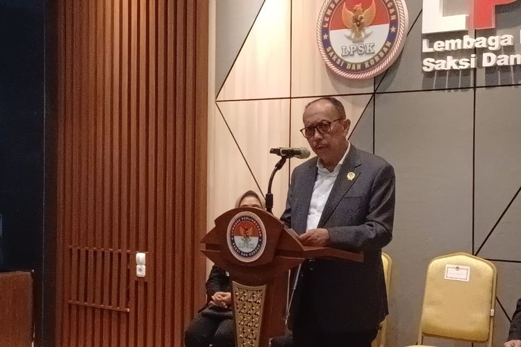 Kefua LPSK Achmadi saat konferensi pers terkait permohonan perlindungan terhadap saksi dan keluarga korban kasus pembunuhan Vina dan Eki, Selasa (11/6/2024).