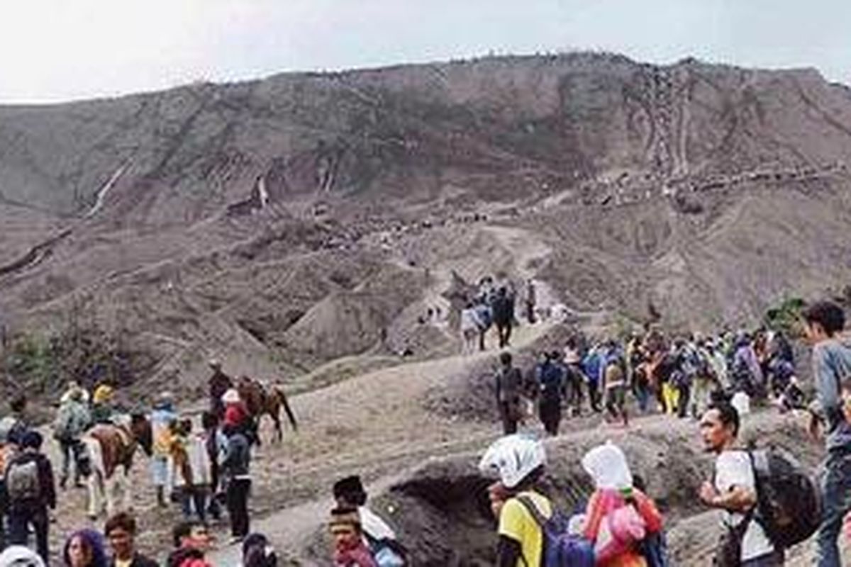 Wisatawan di Gunung Bromo, Jawa Timur.