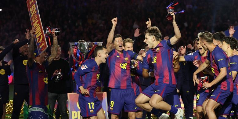 Para pemain Barcelona merayakan keberhasilan jadi juara Liga Spanyol 2025-2026 setelah pertandingan Liga Spanyol antara FC Barcelona dan Real Madrid CF di Stadion Camp Nou di Barcelona pada 10 Mei 2026.